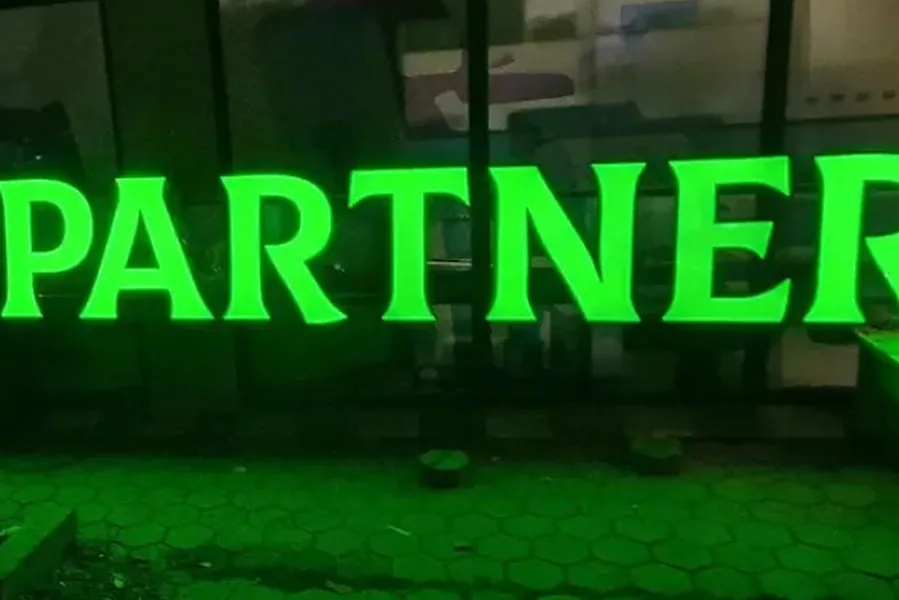 Tabela të ndriçuara: Partners